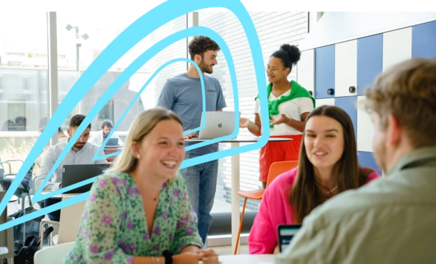 Un groupe d'étudiants d'Audencia au Mediacampus