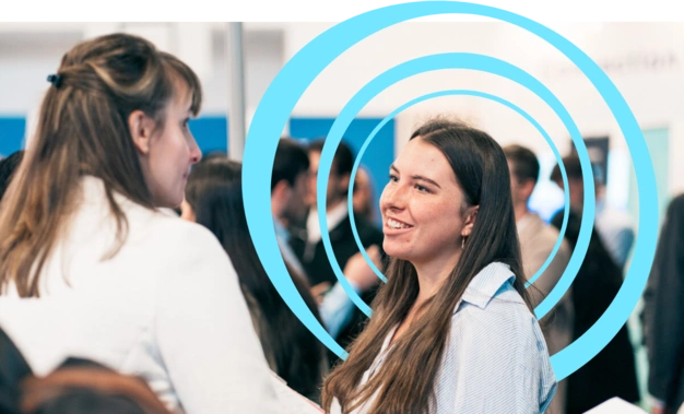 Une étudiante d'Audencia discute avec une entreprise