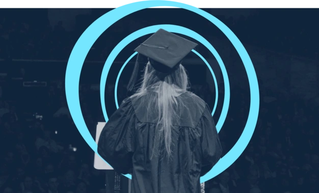 Une diplômée de dos lors de la cérémonie de remise des diplômes