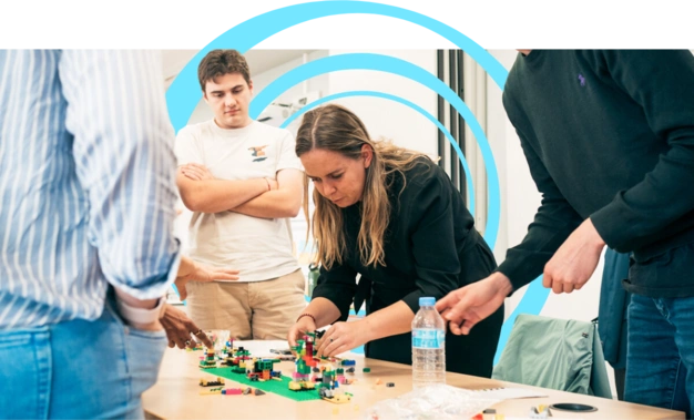 Des participants à un hackathon manipulent des Lego
