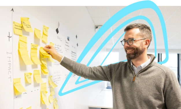 Un participant Executive Education pose des post-it