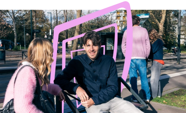 Des étudiants d'Audencia assis sur un banc
