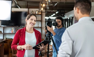 Attaché de presse effectuant une interview avec cadreur et lumières