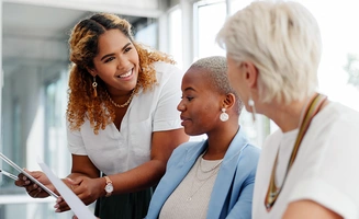 Équipe de femmes d'affaires discutant des données de vente, de publicité ou de marketing