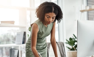 Femme travaillant sur un ordinateur