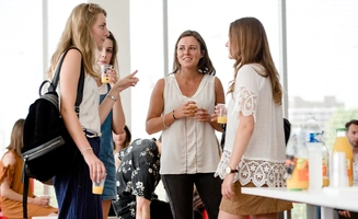 Des étudiantes SciencesCom discutant en groupe