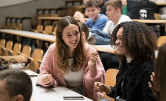 Etudiantes riant dans un amphithéâtre