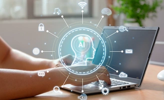 Personne écrivant sur une ordinateur portable