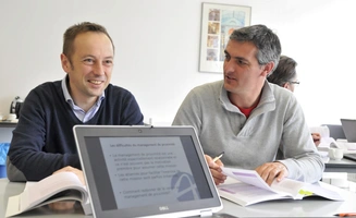 Etudiants Executive Education qui font un travail de groupe