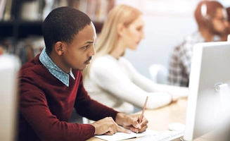 Etudiant écrivant sur un carnet