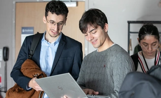 Deux étudiants regardant un écran d'ordinateur