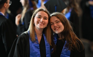 Deux diplômées Audencia sourient lors de la remise des diplômes