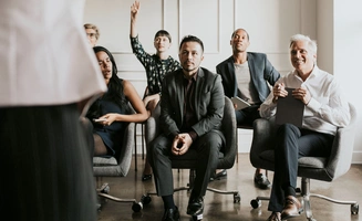 Groupe d'adultes en formation