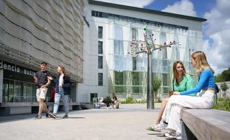 Parvis Audencia avec étudiants assis