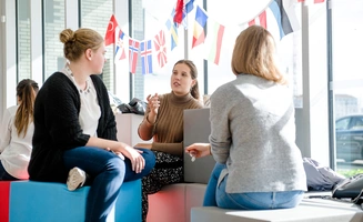 Des étudiants discutent lors d'Erasmus Days