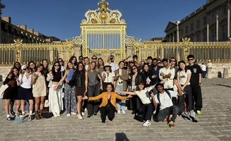 Classe devant le château de Versailles
