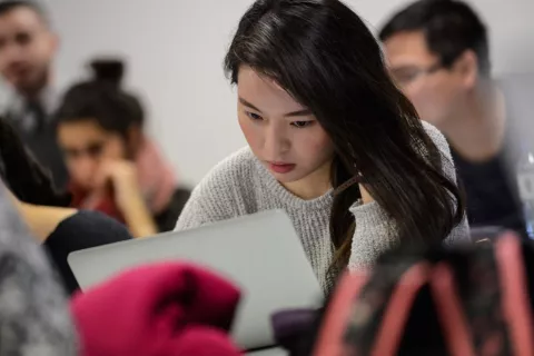 image illustrative d'une étudiante avec un ordinateur