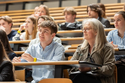 Candidats et parents dans un amphi Audencia