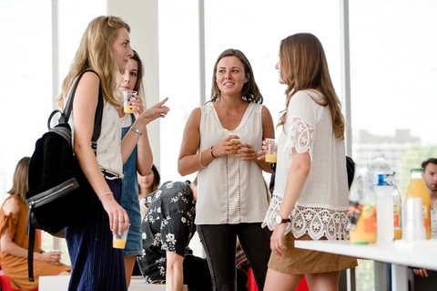 Des étudiantes SciencesCom discutant en groupe