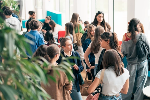 Groupe d'étudiant dans le hall du Mediacampus à Audencia