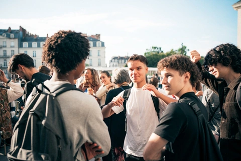 Un groupe d'étudiant discutant en extérieur