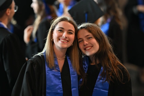 Deux diplômées Audencia sourient lors de la remise des diplômes