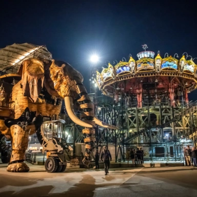L'éléphant mécanique de Nantes devant le Carrousel des mondes marins