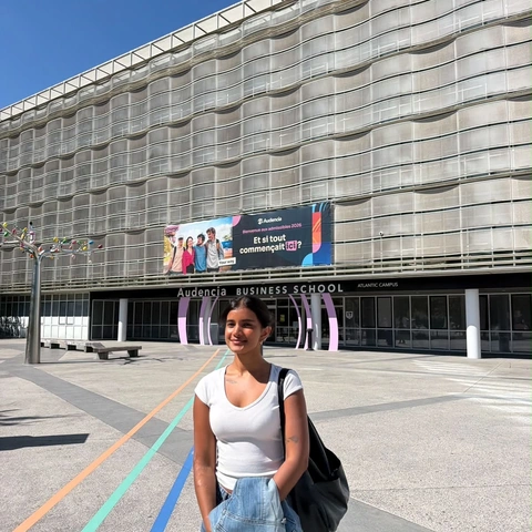 Picture of a student posing in front of the Audencia Atlantic campus