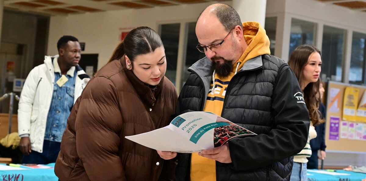 Deux personnes consultant une brochure BRIO