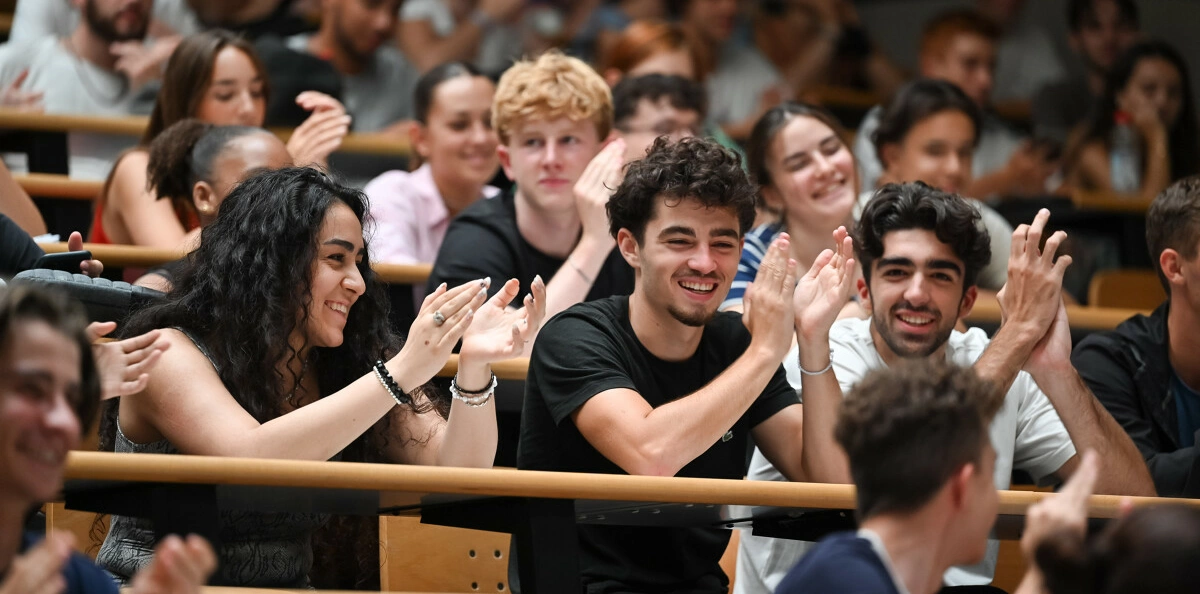 Des étudiants souriants d'Audencia dans un amphithéâtre