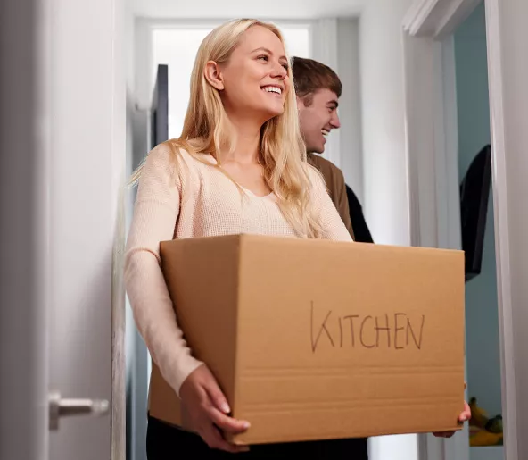 Audencia - Student carrying a moving box