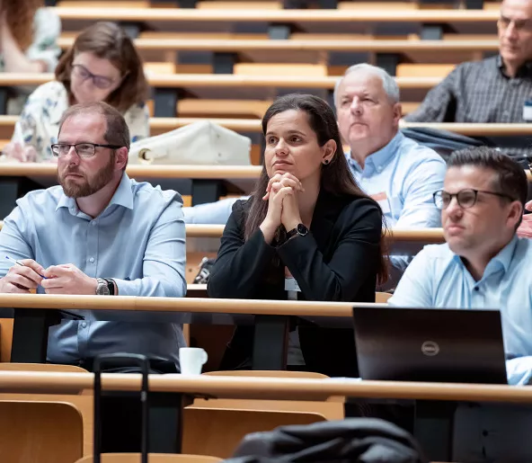 Audencia - Individuals assisting a Chair