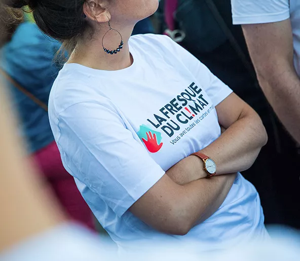 Audencia - student wearing a "climate fresco" t-shirt