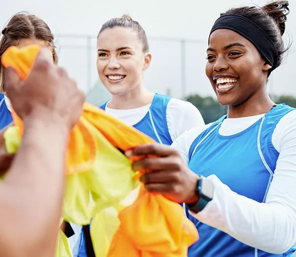 Audencia - Étudiantes en chasubles se préparant à faire du sport