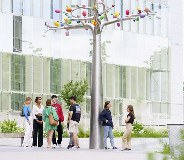 Audencia - Étudiants face à l'Atlantic Campus