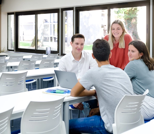 Etudiants dans une salle de classe