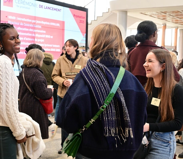 Trio de personnes discutant lors de la cérémonie de lancement BRIO