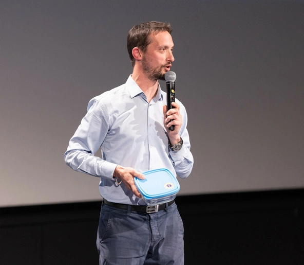 Homme pitchant son projet entrepreneurial