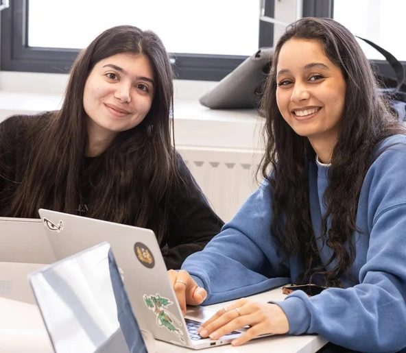 Deux étudiantes d'Audencia travaillant sur ordinateur