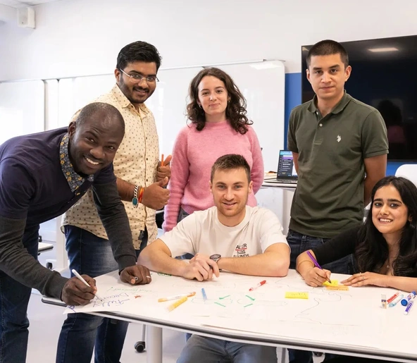 Groupe d'étudiants souriant en cours