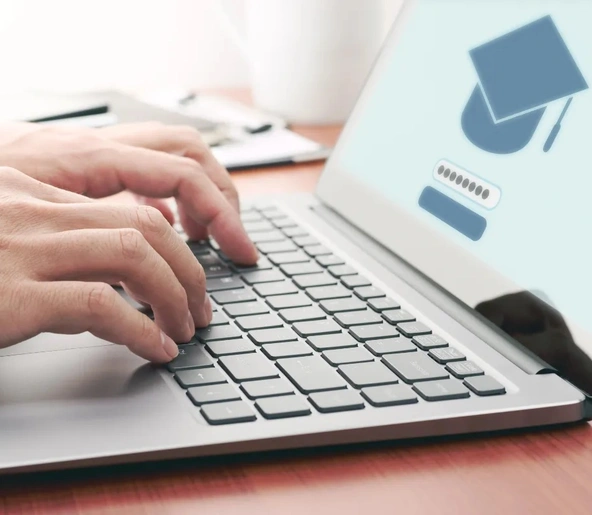 Des mains tapant sur un clavier d'ordinateur