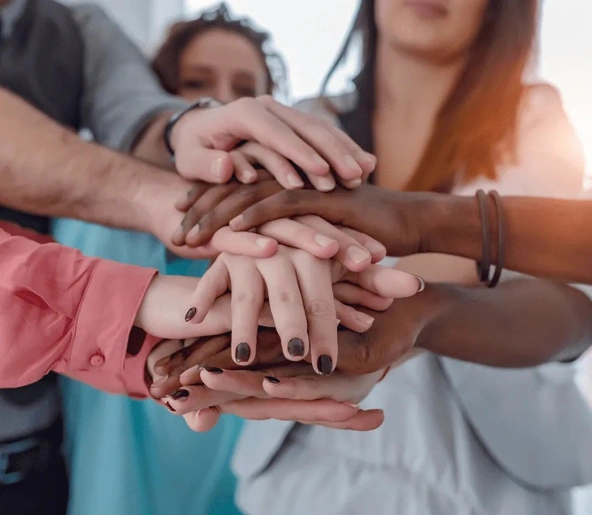 Groupe de personnes se tenant la main