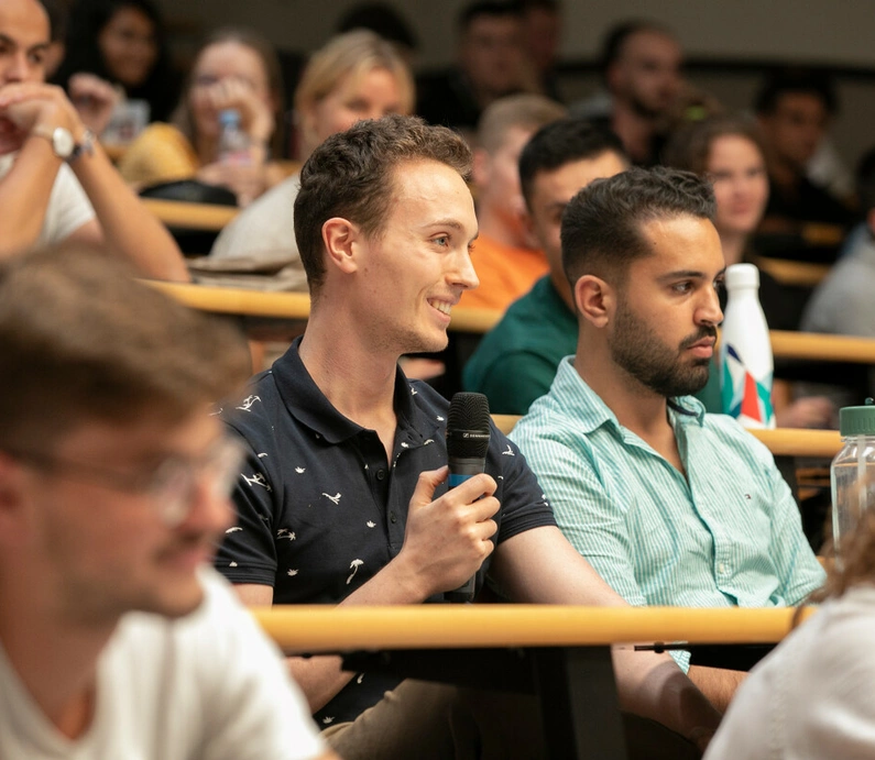 Des étudiants dans l'amphithéâtre