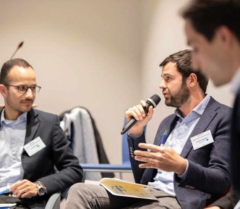 Impact investing days trois personnes discutent au micro