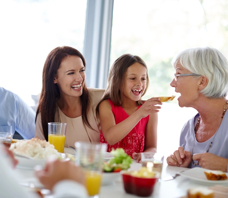 Plusieurs générations partageant un repas